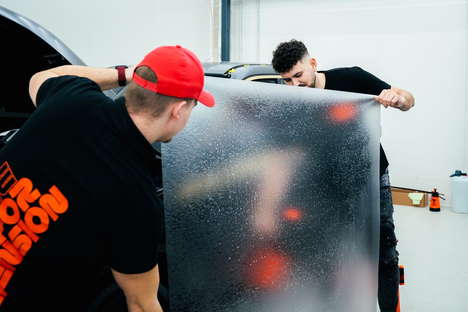 Tým Performansion při práci s ochrannou fólií